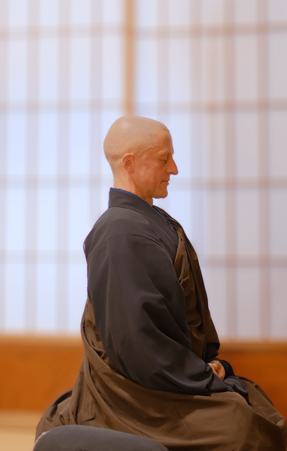 横から見たGarvey住職の坐禅の様子
