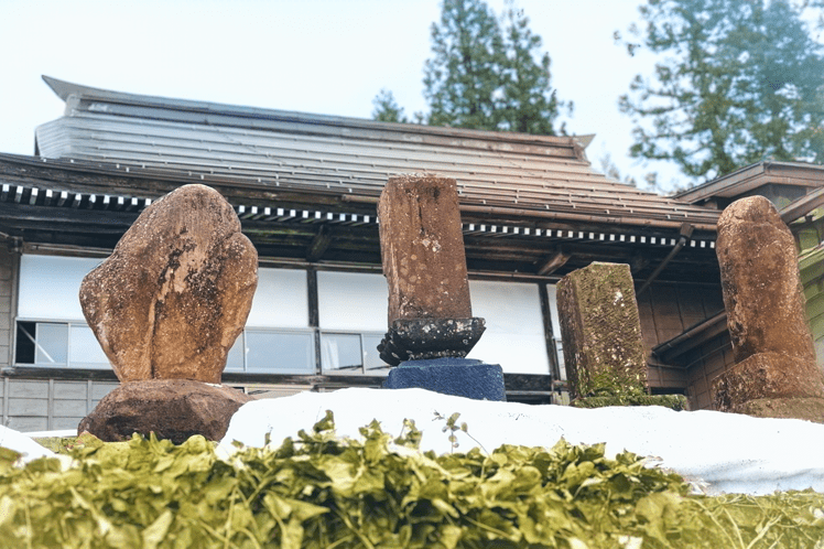 雪が残る早春の慶學寺の境内正面の様子