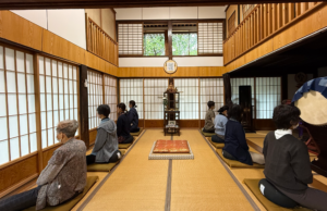 慶學寺の定例坐禅会に集まった方々の坐禅をされる様子