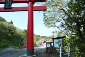 高龍神社・大鳥居より、蓬平温泉・花の宿・よもやま館様を望む。