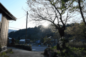 夕日が美しく映える慶學寺境内横から眺めるよもぎひらの街並みと山々