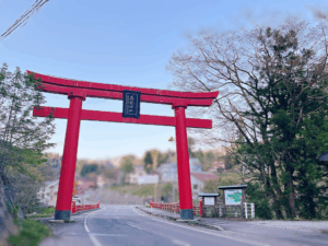 蓬平地区の中心へ向かう道を進むとまず最初に高龍神社様の赤い大鳥居が私たちを迎えてくれます。