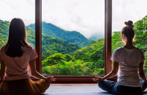 慶學寺の坐禅を体験しに来れれた女学生さん２人が自然の借景に向かって坐禅をされる様子