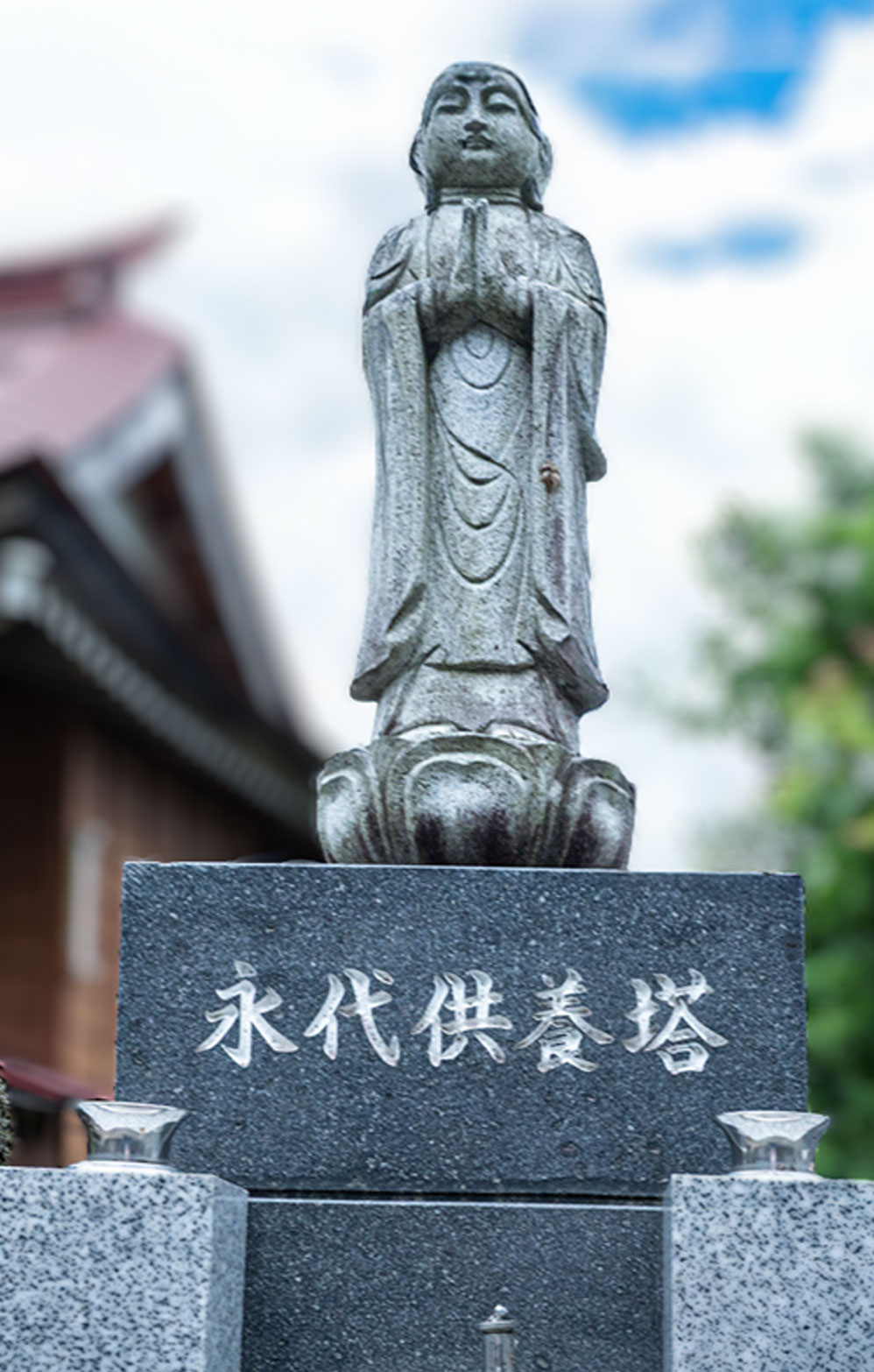 慶學寺の永代供養塔のお地蔵様を正面からみた様子
