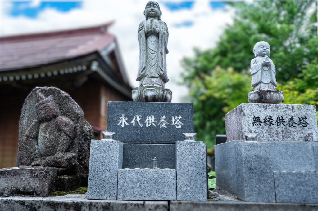 青空のもと慶學寺境内にある永代供養墓および無縁供養墓