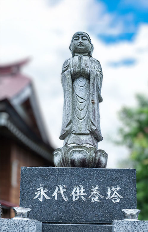 慶學寺の永代供養塔のお地蔵様を正面からみた様子