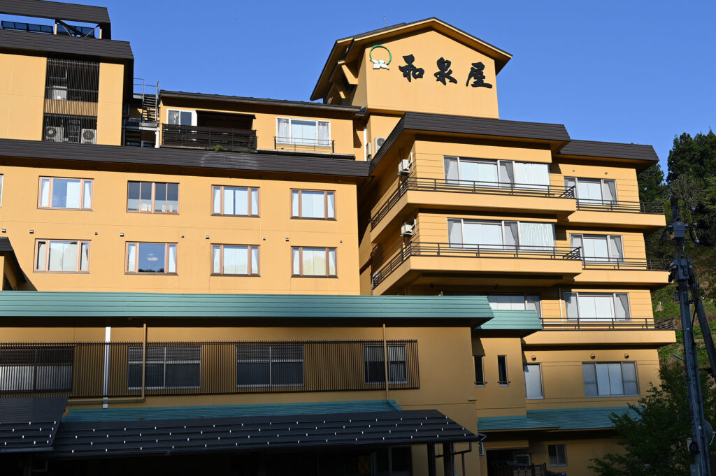 よもぎひら温泉・和泉屋様の駐車像より、本館正面を望む。
