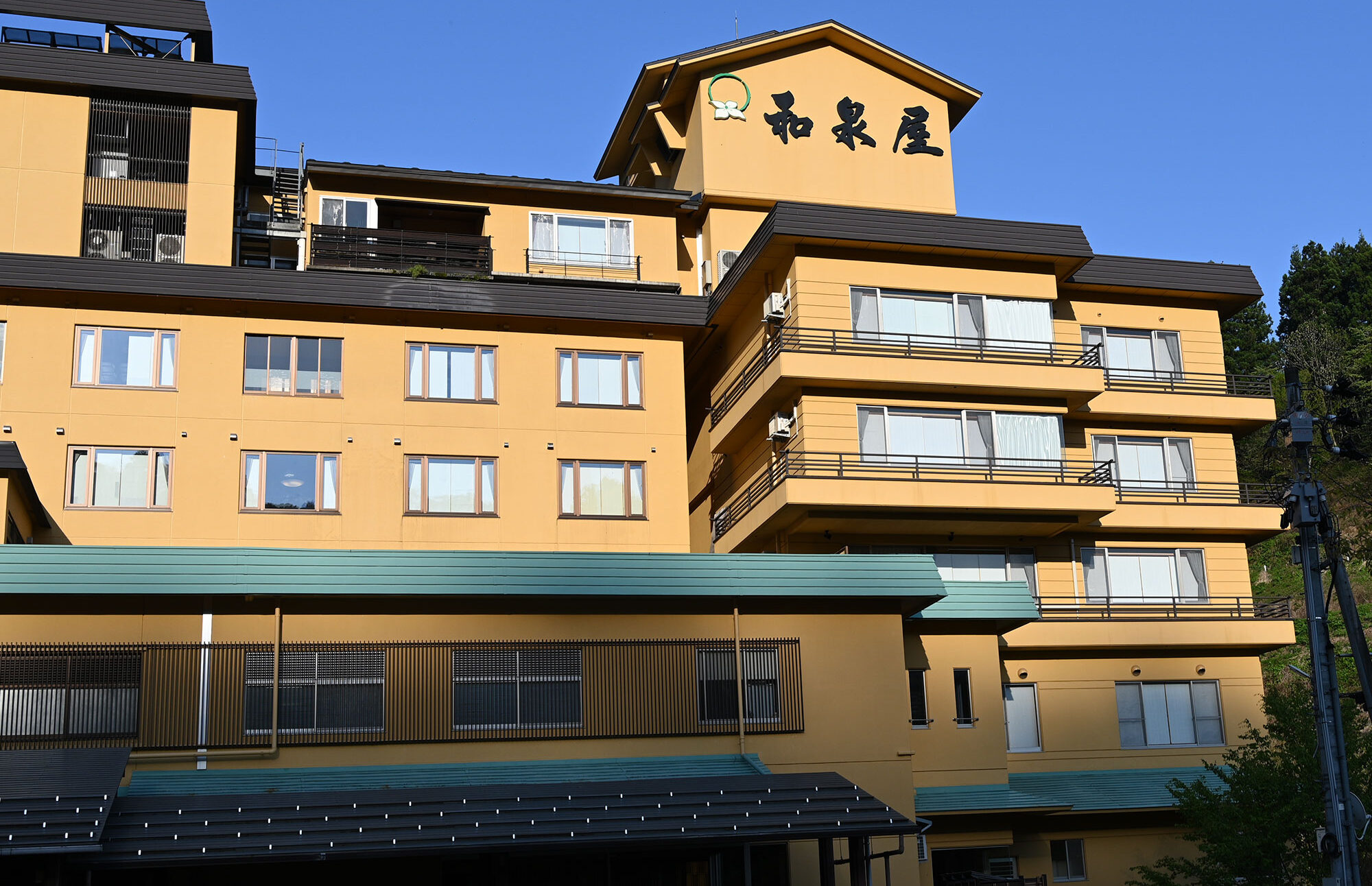 よもぎひら温泉・和泉屋様の駐車像より、本館正面を望む。