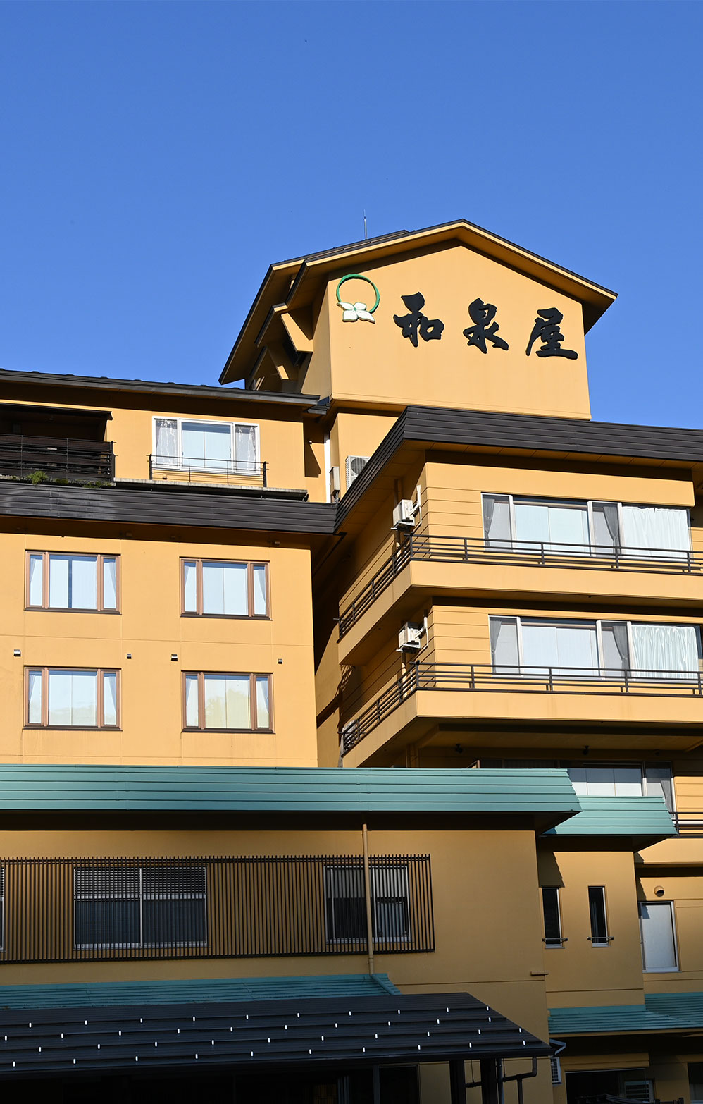 よもぎひら温泉・和泉屋様の駐車像より、本館正面を望む。