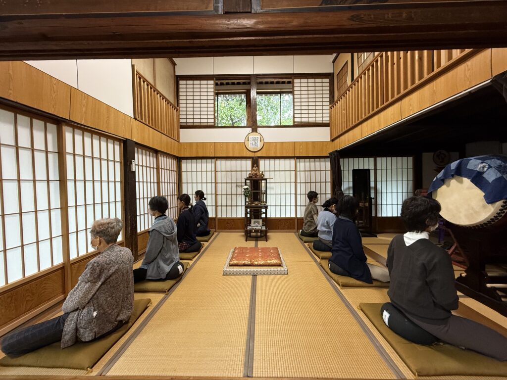 慶覺寺の本堂で、左右に並んで坐禅をする参加者