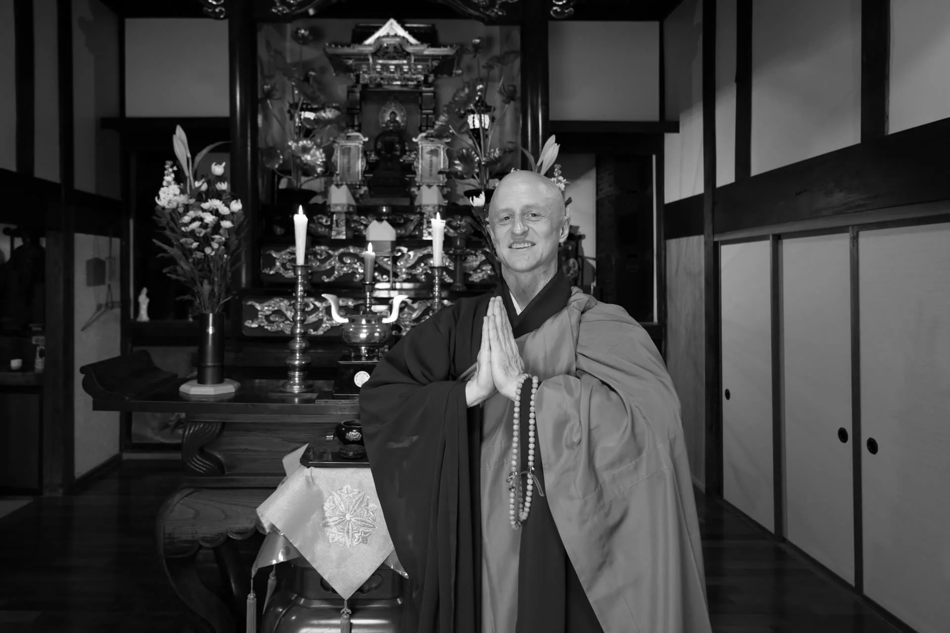 講師のガーヴィー春龍住職。慶覺寺本堂で撮影した肖像
