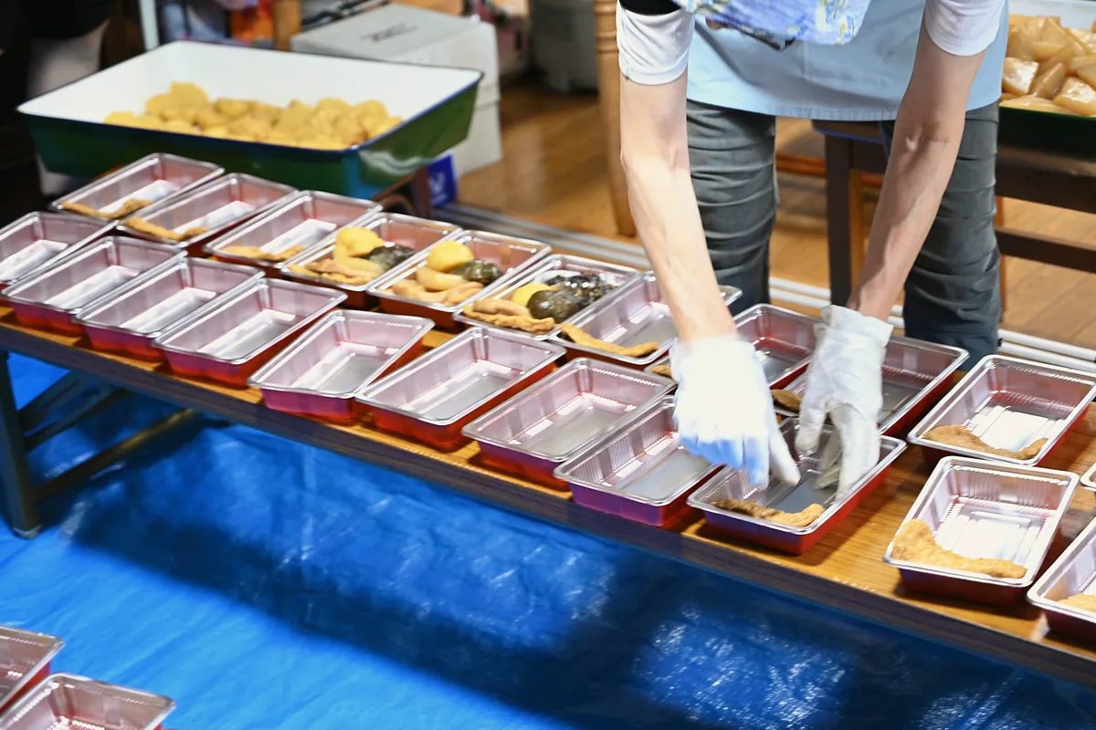 寺の行事で御斎のお弁当を詰める手元