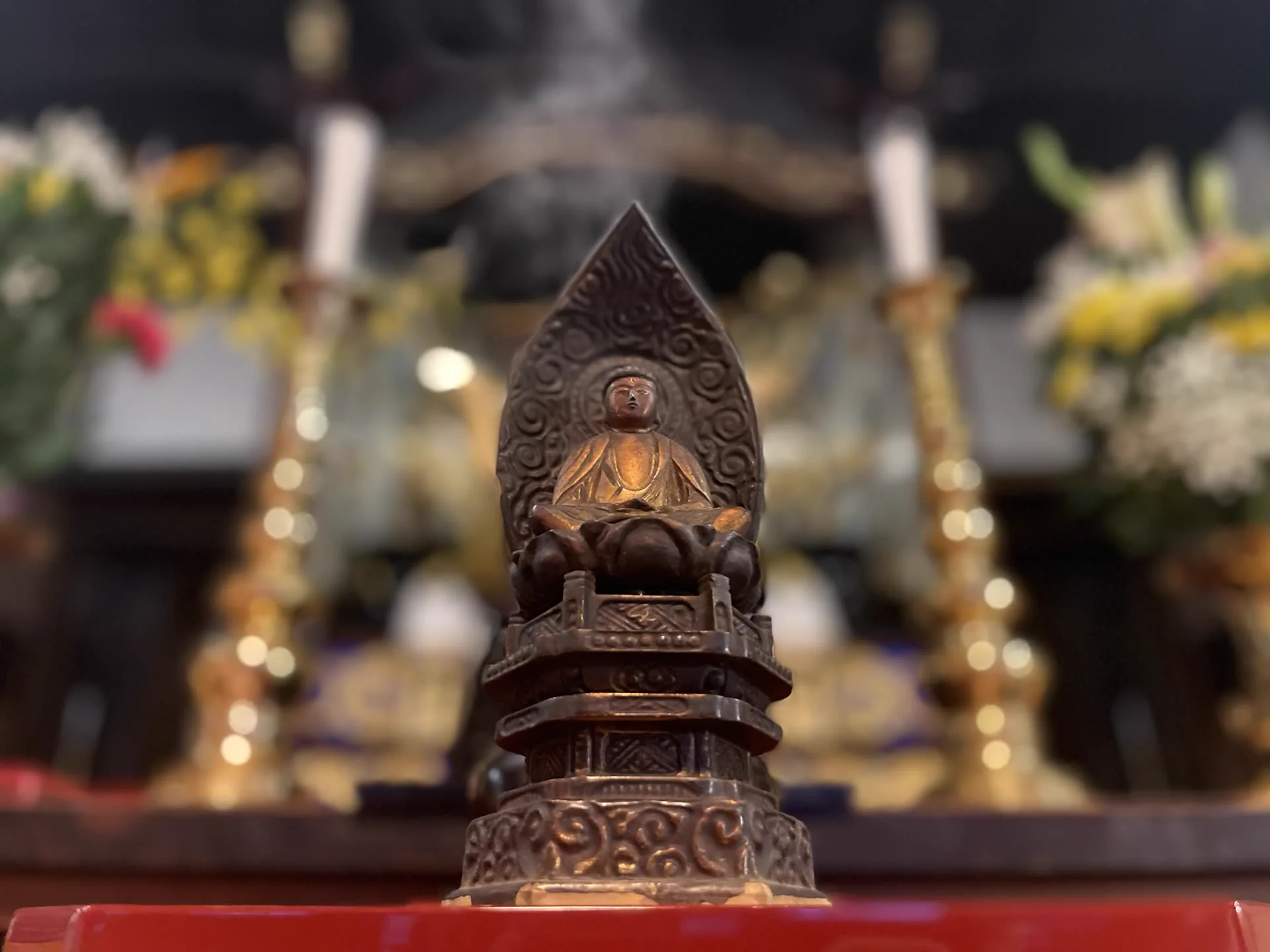 慶覺寺本堂の小さな仏像と祭壇