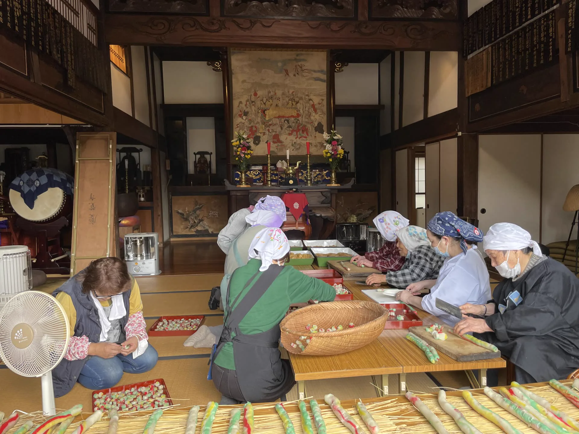 寺の行事で料理を準備する地域の参加者