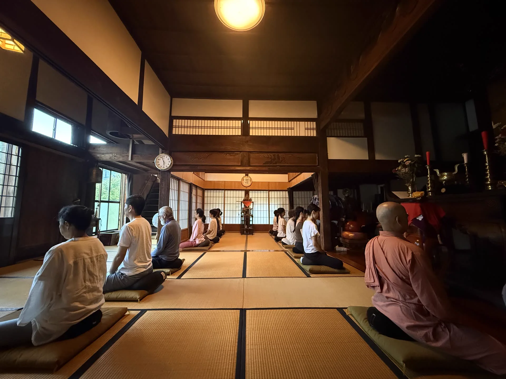 慶覺寺の本堂で静かに坐るリトリート参加者