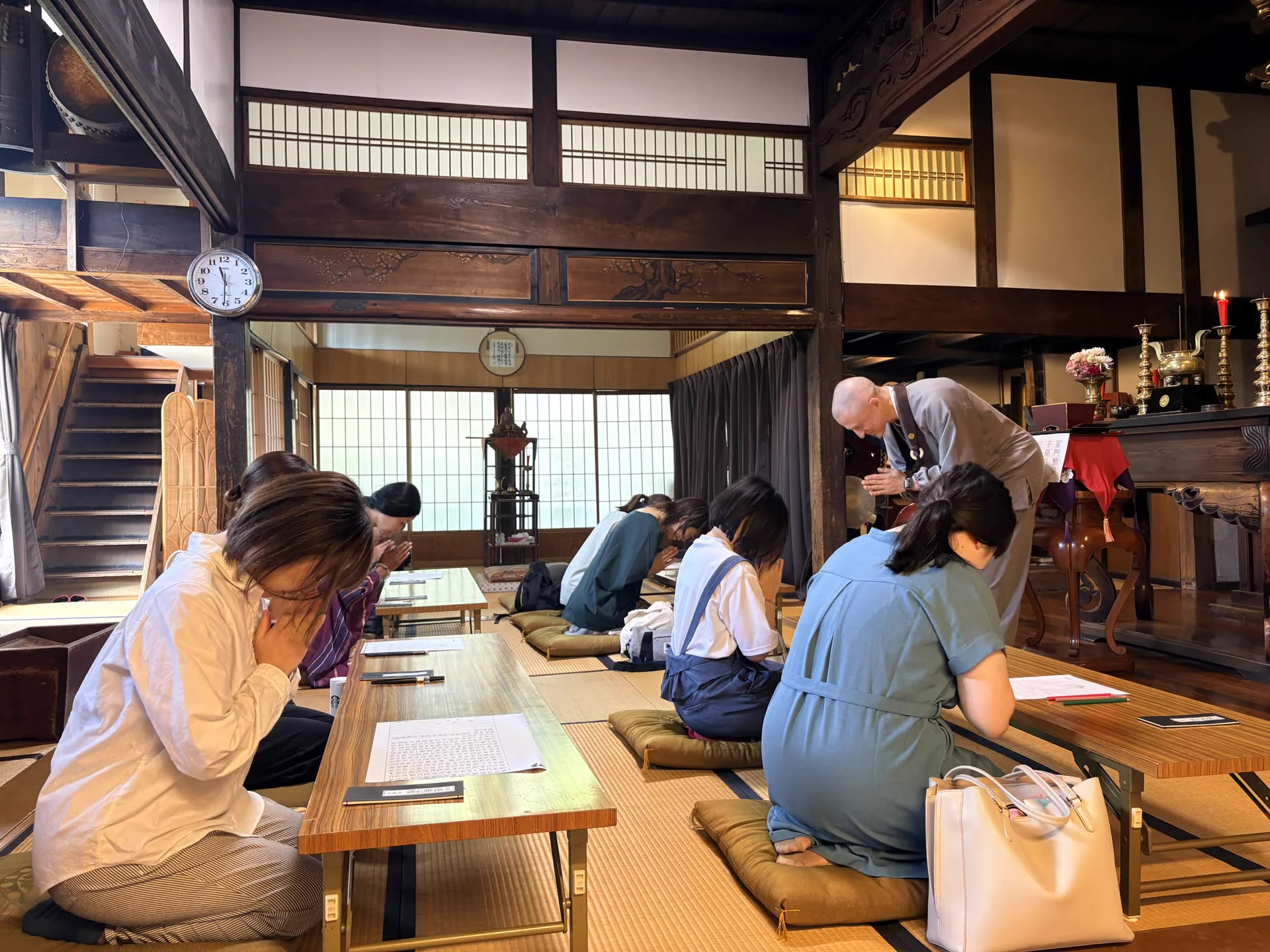 慶覺寺で写経に取り組む参加者