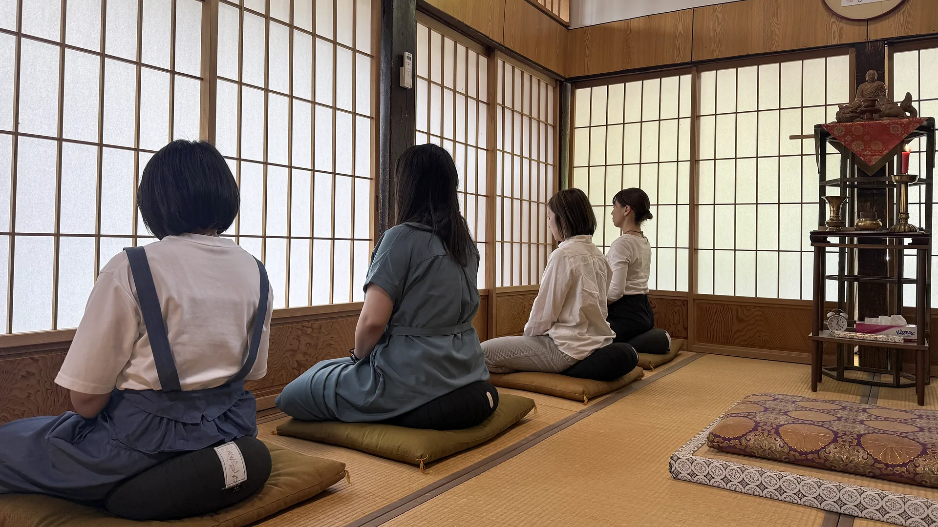 障子から差す光の中、坐蒲に坐る慶覺寺の坐禅参加者