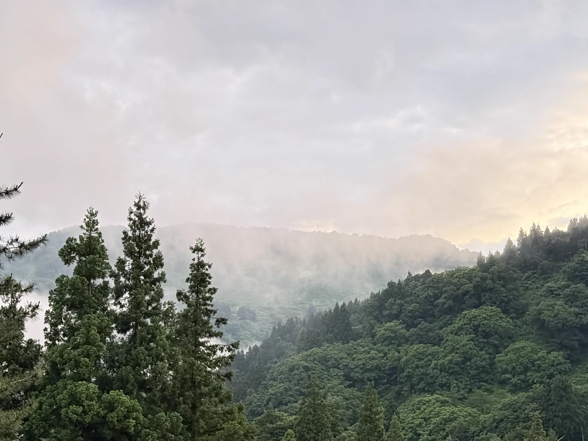 朝霧と光に包まれた蓬平の山々
