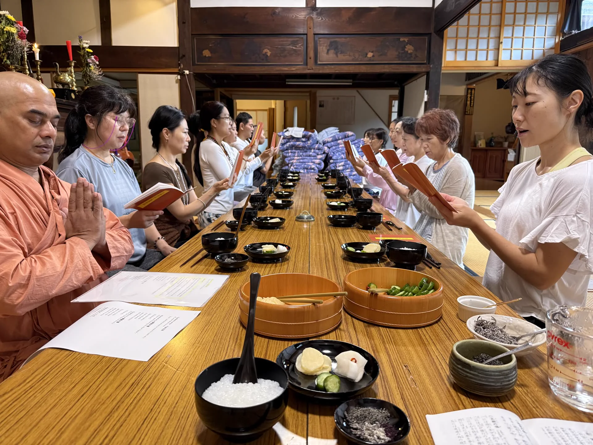 慶覺寺で食事を囲むリトリート参加者