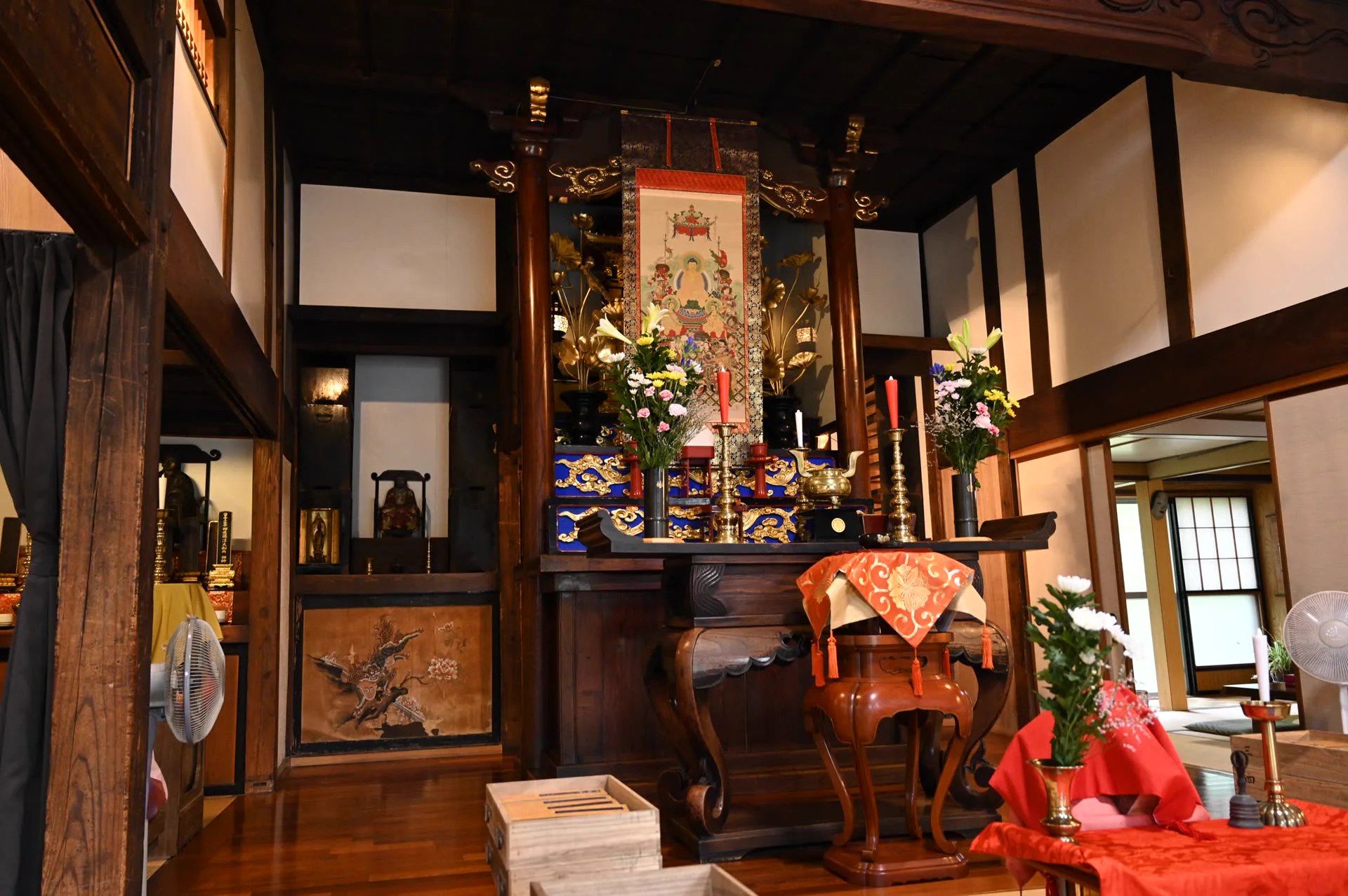 慶覺寺本堂の祭壇と大般若法要の様子