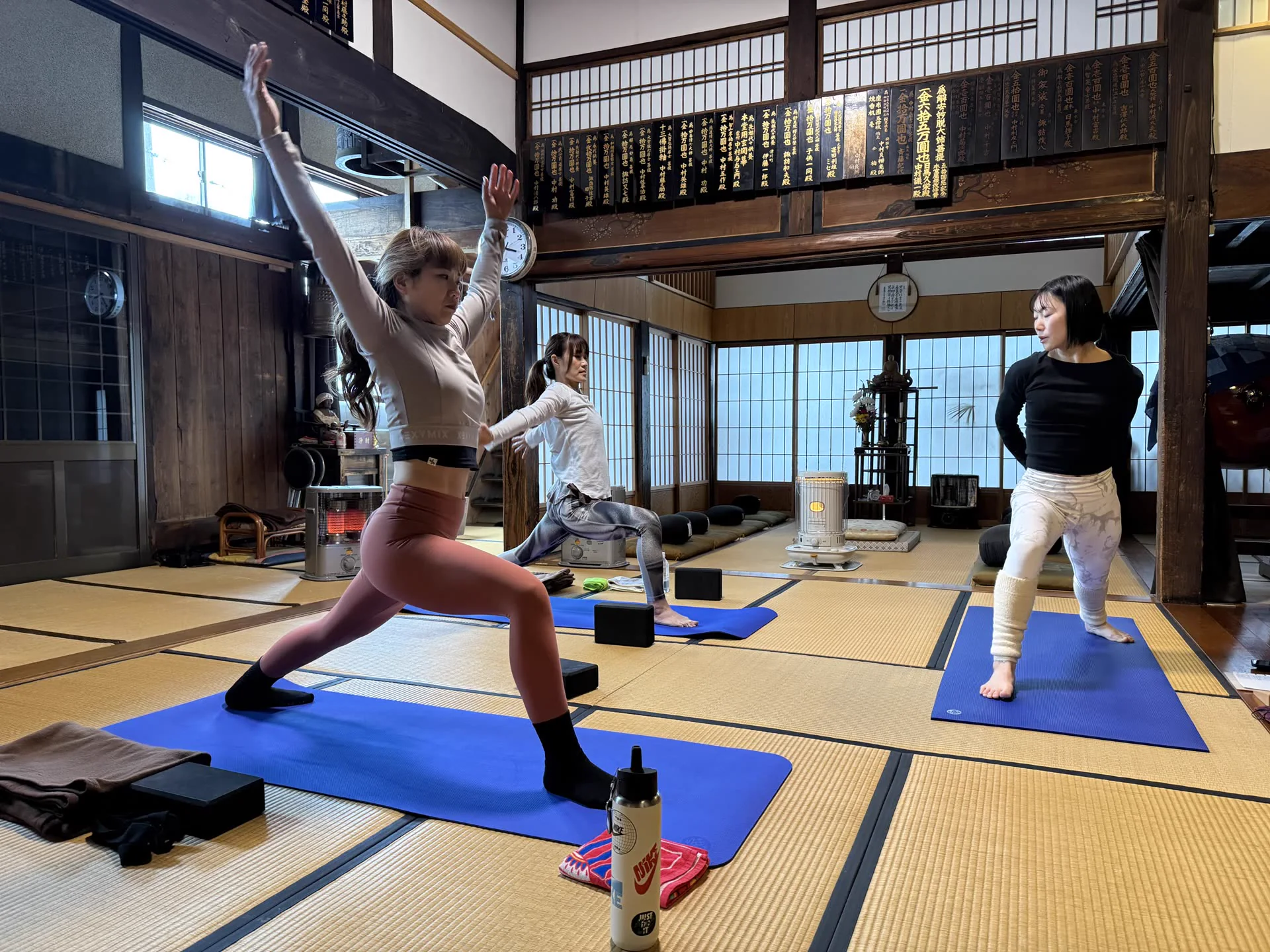 慶覺寺の本堂で寺ヨガを行う参加者