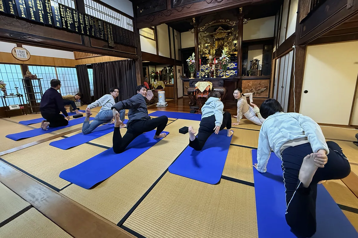 慶覺寺の本堂で寺ヨガを楽しむ参加者