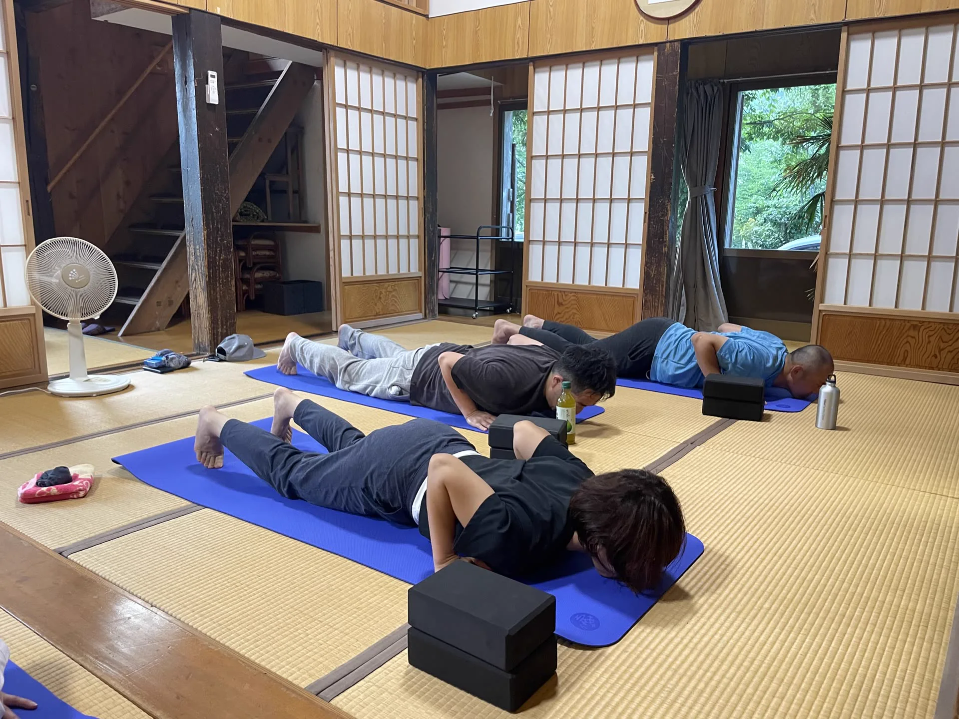 寺ヨガの休息姿勢で身体をゆるめる参加者
