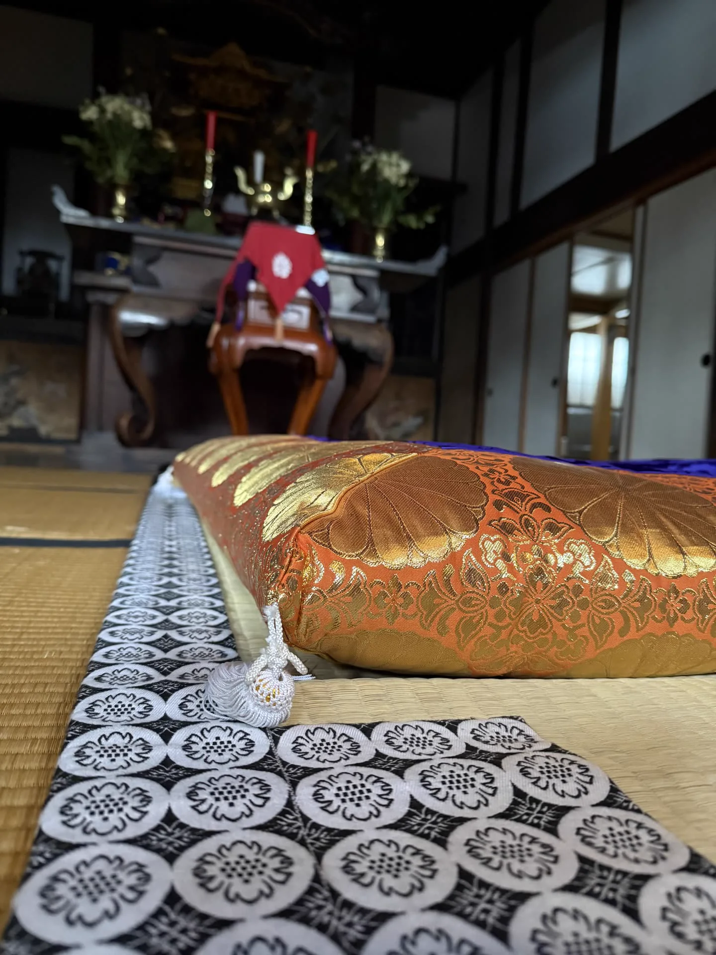慶覺寺の坐禅堂に並ぶ坐蒲