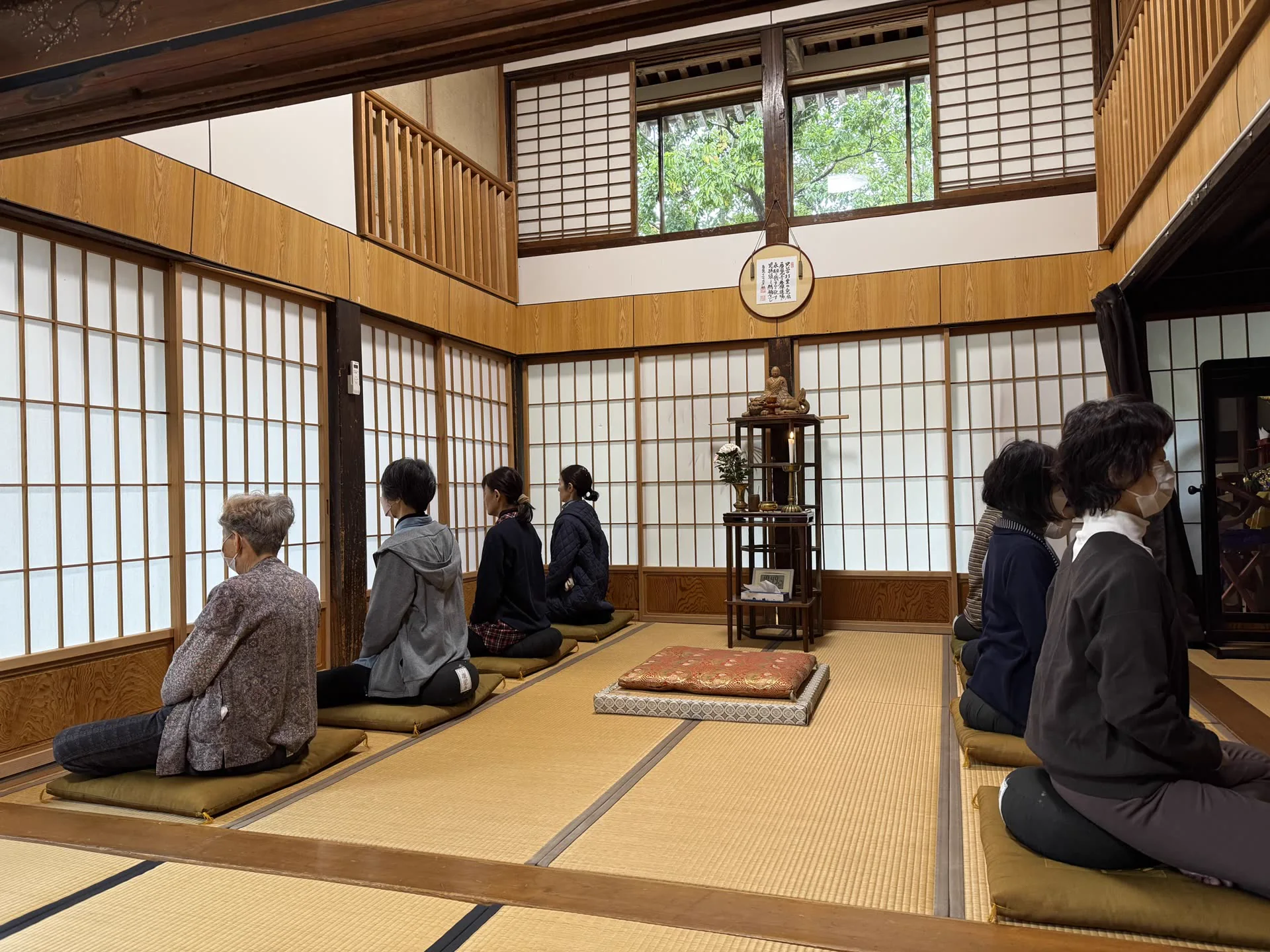 慶覺寺の坐禅堂で静かに坐る参加者