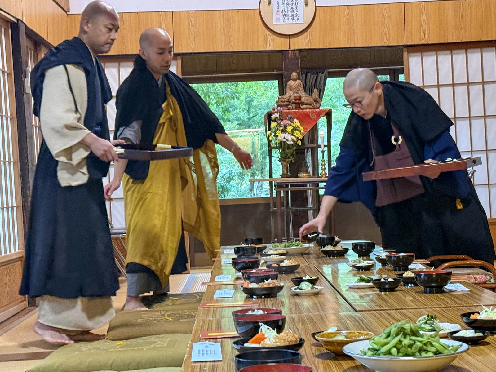 慶覺寺の坐禅会で、食事を配膳する僧侶たち