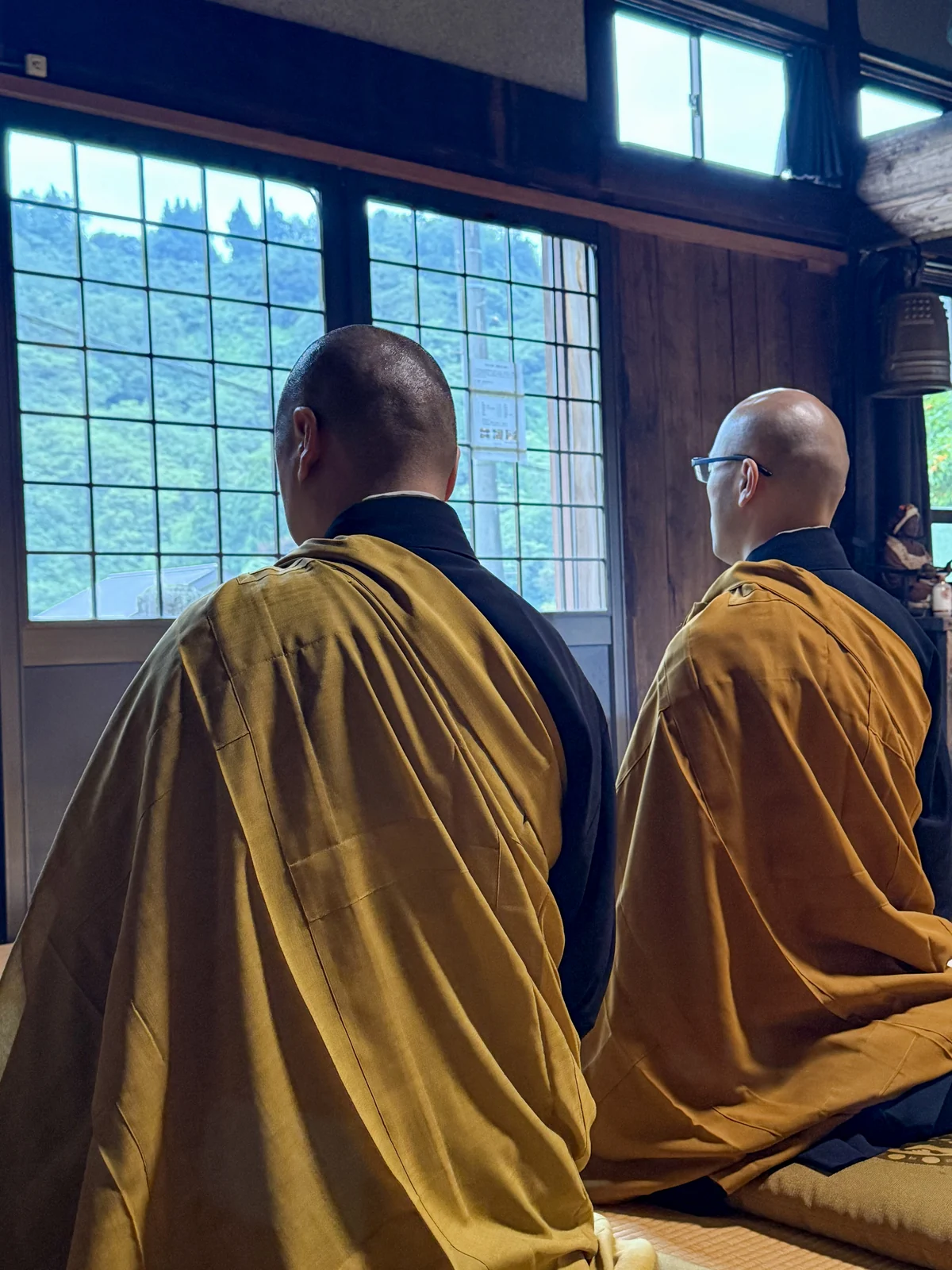 慶覺寺の本堂で、窓に向かって坐禅する二人の僧侶