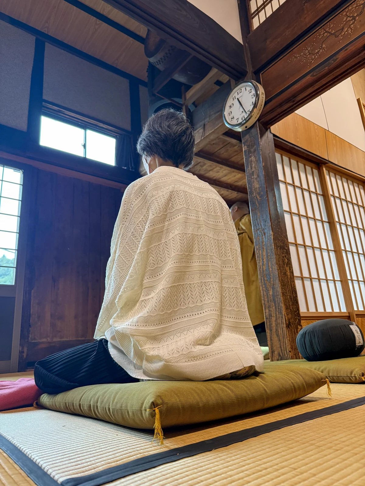 慶覺寺の本堂で、坐蒲に坐る参加者の後ろ姿