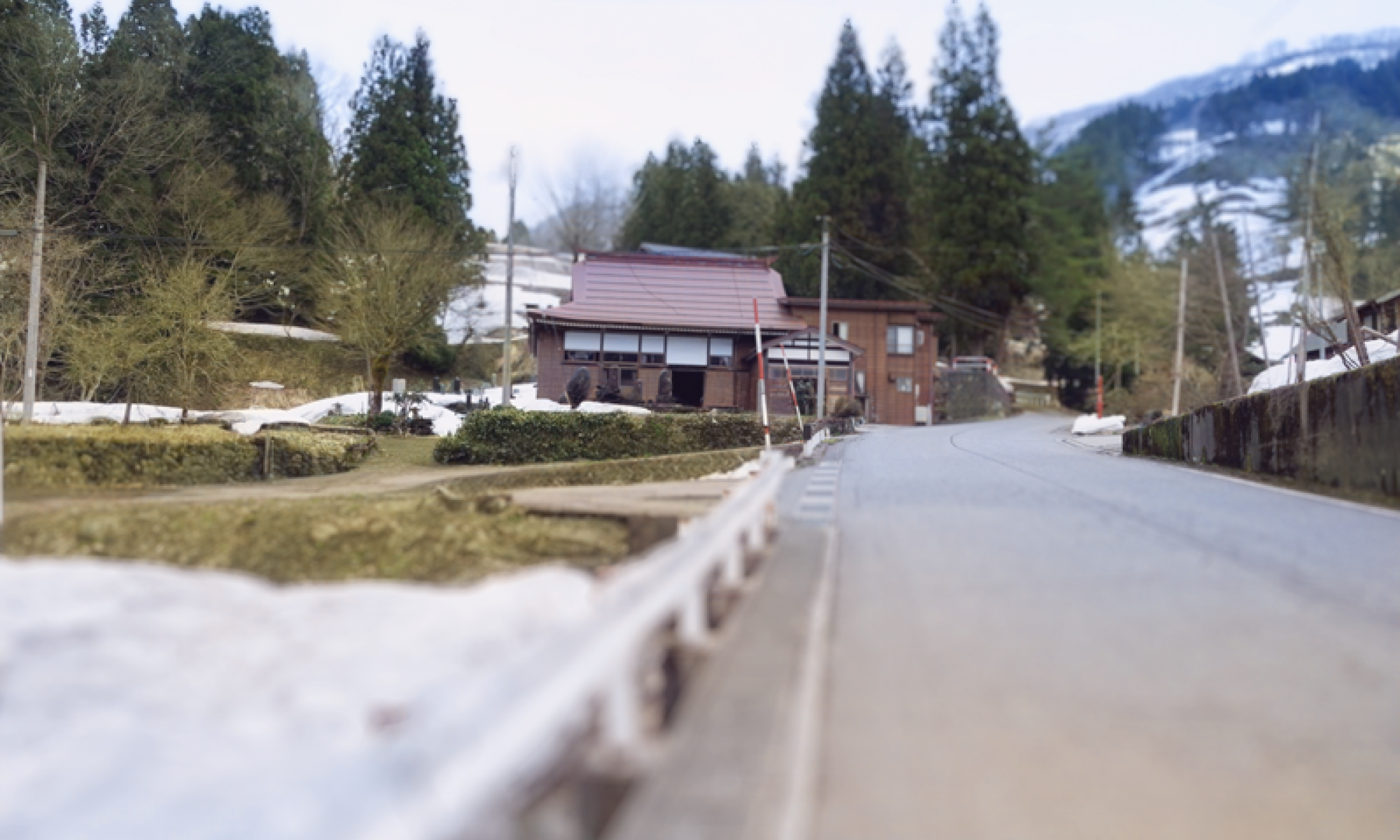 高龍神社奥之院へ向かう県道515号沿い入口から慶學寺を望む残雪のある4月初めの風景 高龍神社奥之院へ向かう県道515号沿い入口から慶學寺を望む残雪のある4月初めの風景